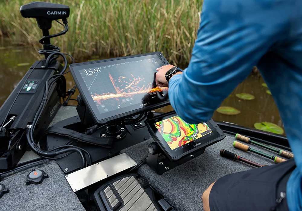 Sportsfisker bruker Garmin-kartplotter med LiveScope-ekkolodd i sanntid fra fiskebåt