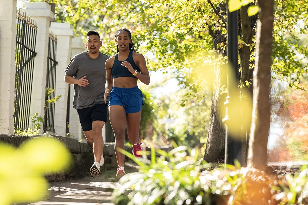 Guide: Maksimer løpsresultatene dine med en Garmin løpeklokke – full av avansert treningsfunksjonalitet og GPS. Perfekt for både nybegynnere og eliteløpere.