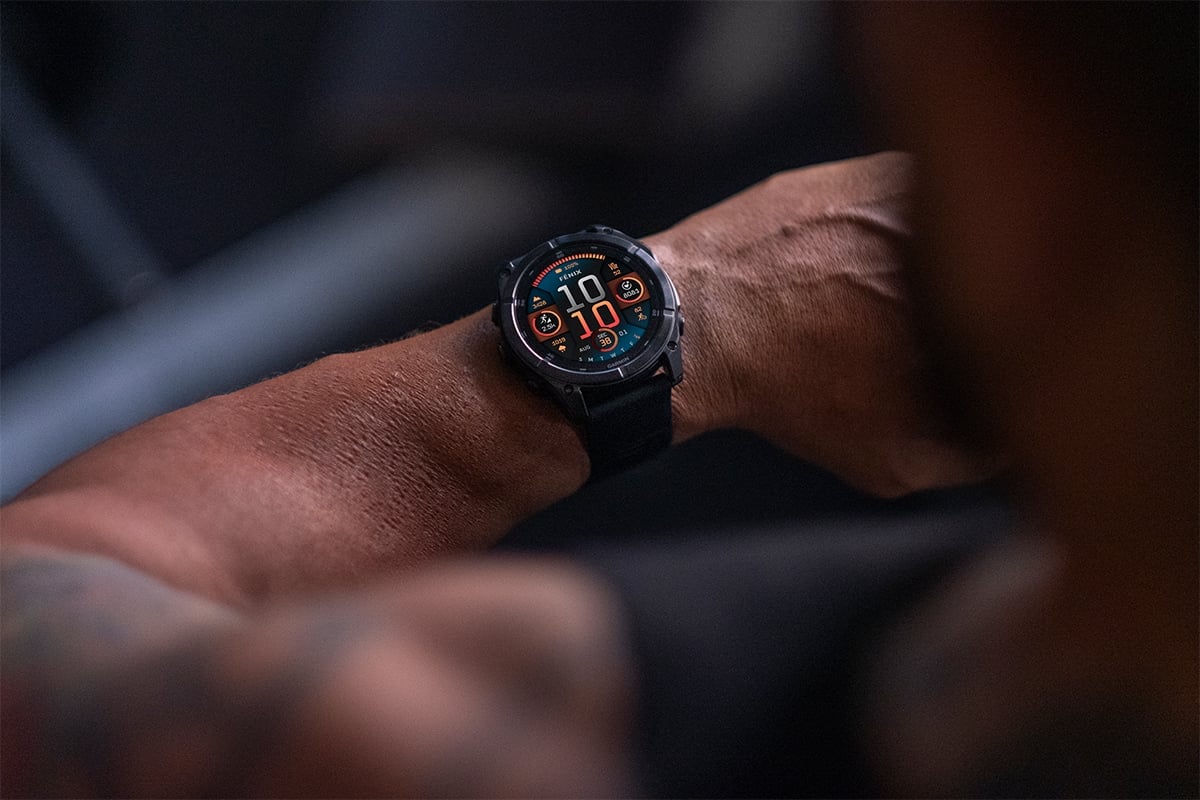 Garmin fēnix 8 GPS-smartklokke på håndledd med fargerik digital urskive