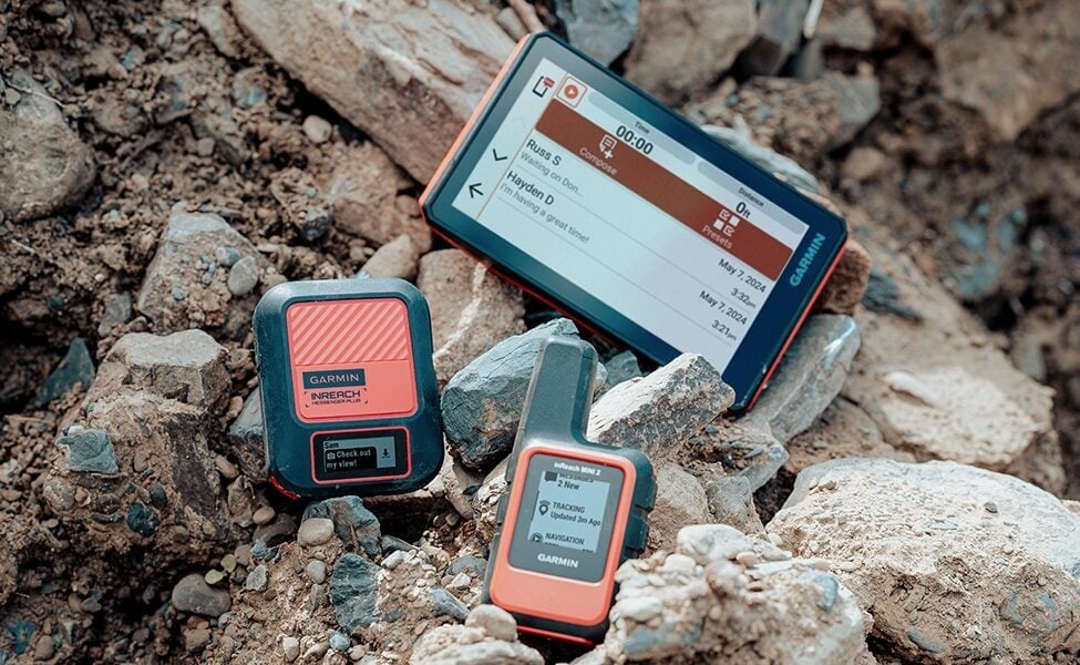 Garmin inReach-enheter på steiner i terreng