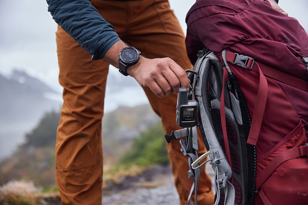 inReach®-enhet festet på ryggsekk under fottur i fjellet