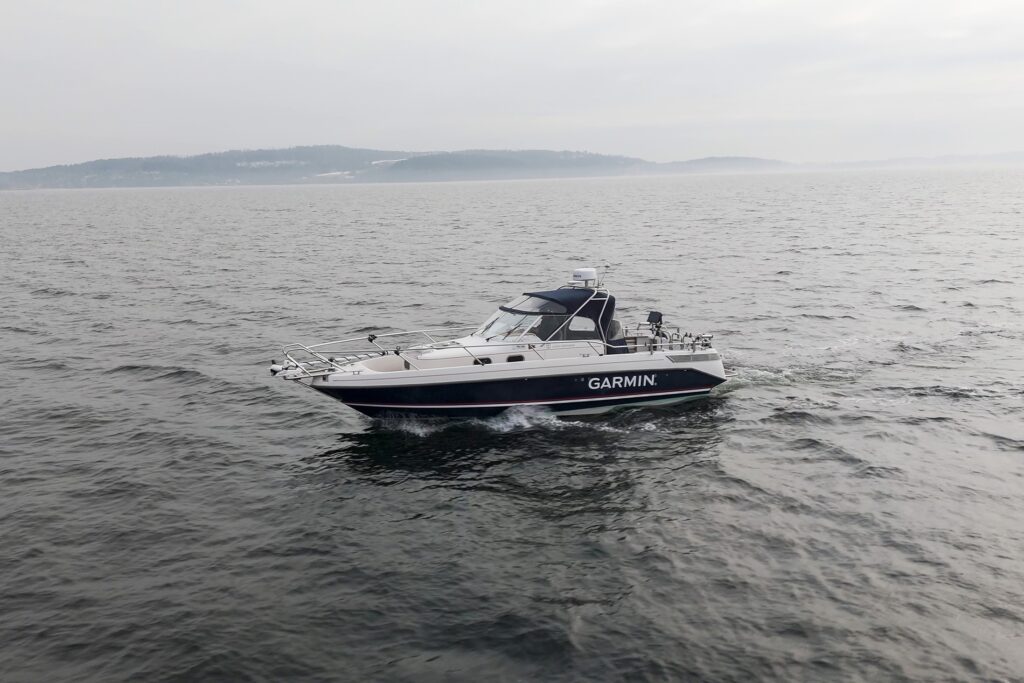 Garmin-merket båt på sjøen under havfiske i Norge