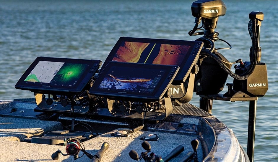 Sportsfisker bruker Garmin-kartplotter med LiveScope-ekkolodd i sanntid fra fiskebåt