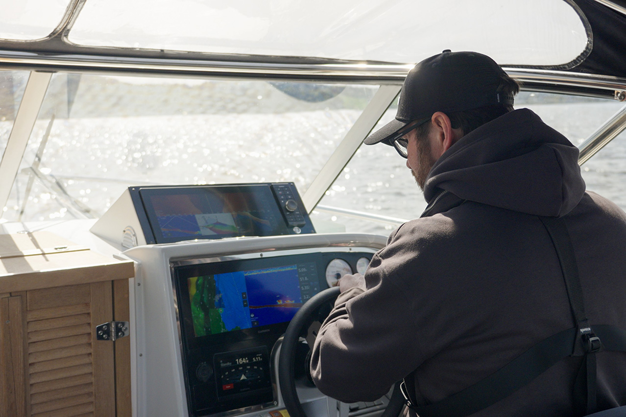 Sportsfisker bruker Garmin-kartplotter med LiveScope-ekkolodd i sanntid fra fiskebåt