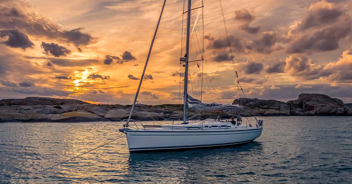 Seilbåt i skjærgården ved solnedgang, klar for neste båtsesong